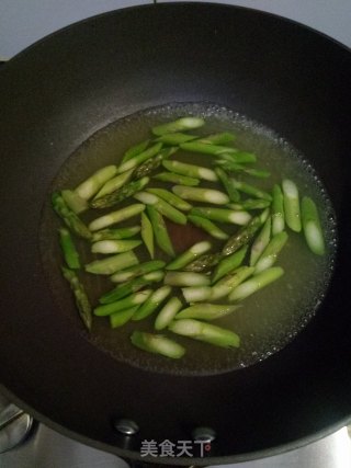 芦笋木耳炒鸡蛋的做法步调：2
