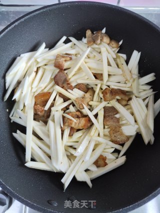 五花肉炒茭利剑的做法步调：6
