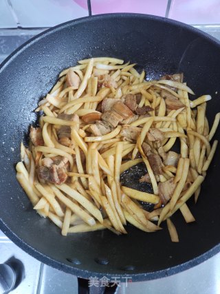五花肉炒茭利剑的做法步调：7