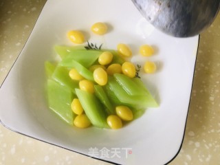 莴笋炒银杏果的做法步调：12