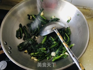 蒜蓉莴笋叶的做法步调：5