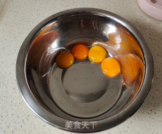 多层生果蛋糕的做法步调：1
