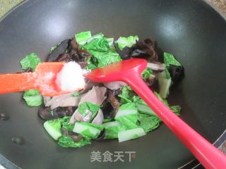 乌木耳猪舌头炒毛毛菜的做法步调：8