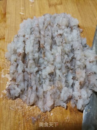 家常喷鼻菇木耳火饺的做法步调：1