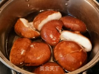 家常喷鼻菇木耳火饺的做法步调：4
