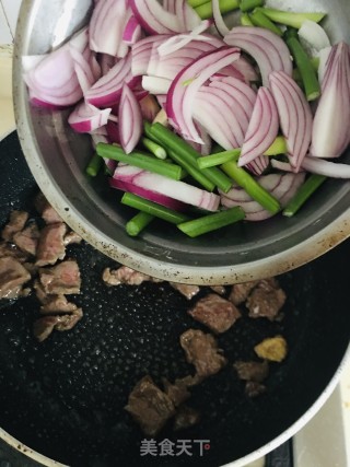 牛肉炒洋葱的做法步调：6