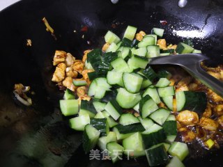 黄瓜炒鸡丁的做法步调：6