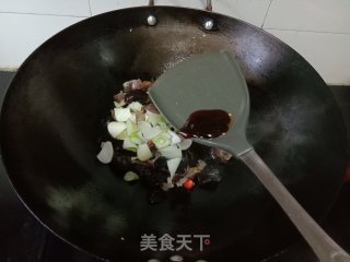 乌木耳炒腊肉的做法步调：5