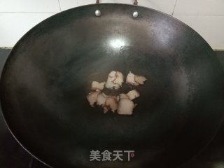 乌木耳炒腊肉的做法步调：2