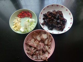 乌木耳炒腊肉的做法步调：1