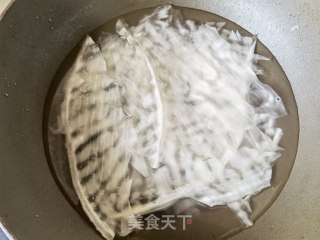 荆芥黄瓜拌粉皮的做法步调：1