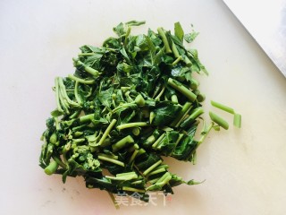 喷鼻椿煎鸡蛋的做法步调：3