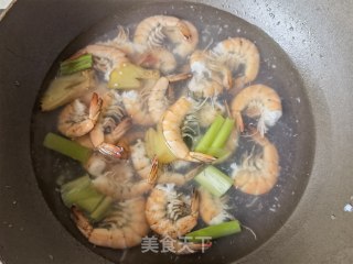 洋葱木耳拌虾仁的做法步调：1