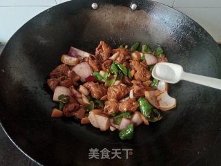 青椒洋葱炒肥肠的做法步调：7