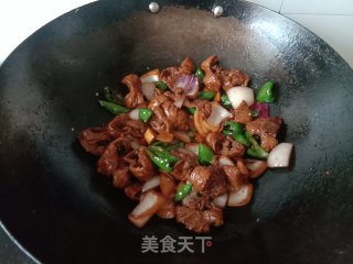 青椒洋葱炒肥肠的做法步调：8