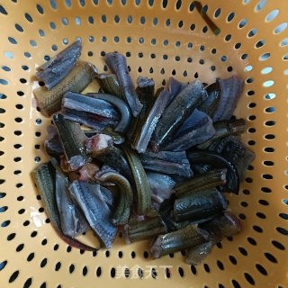 洋葱炒黄鳝的做法步调：1
