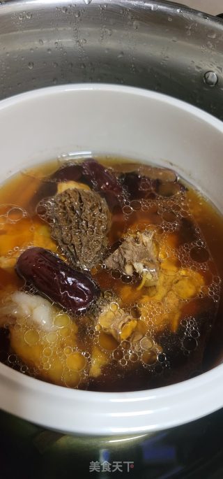 羊肚菌排骨汤的做法步调：4