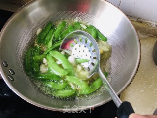 荷兰豆炒百开银杏果的做法步调：4