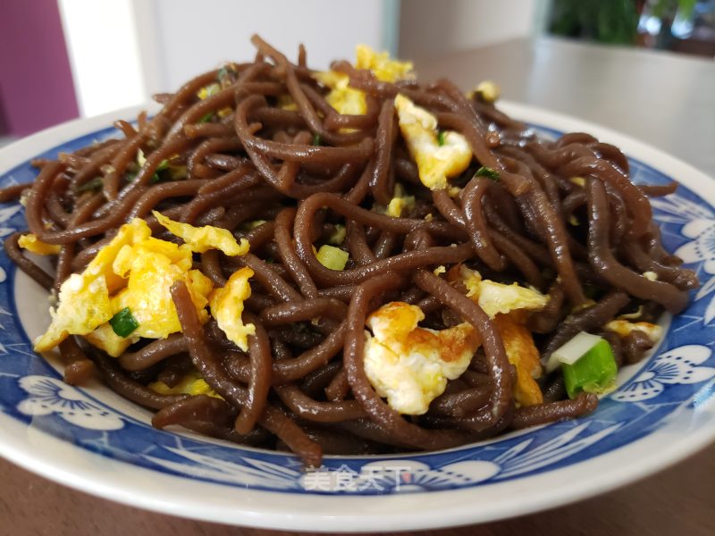 喷鼻葱鸡蛋炒白薯饸饹里的做法