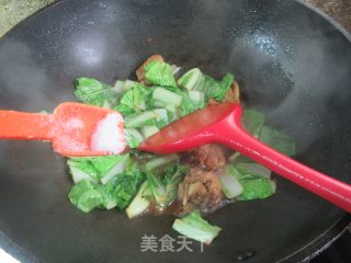 鸡翅中炒毛毛菜的做法步调：11