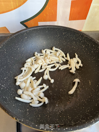 利剑玉菇炒鸡蛋的做法步调：4