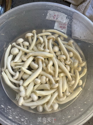 利剑玉菇炒鸡蛋的做法步调：1