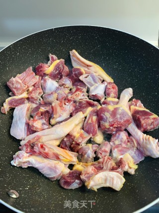 超下饭的广式子姜焖鸭的做法步调：2
