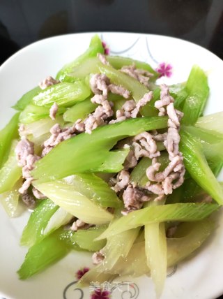 西芹炒肉丝的做法步调：7