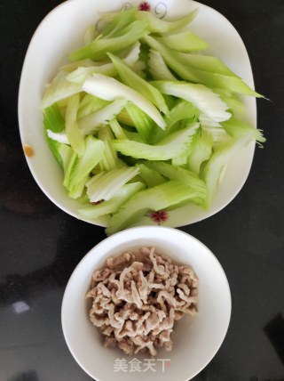西芹炒肉丝的做法步调：3