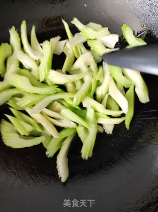 西芹炒肉丝的做法步调：4