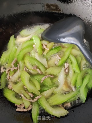 西芹炒肉丝的做法步调：6