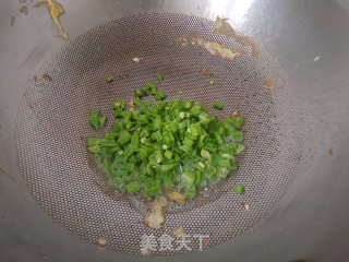收里葱花饼的做法步调：6