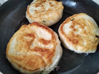 收里葱花饼的做法步调：11