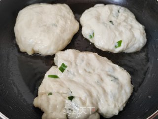 收里葱花饼的做法步调：10