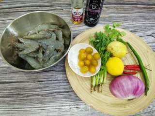 炎天必吃加脂肥身好食，果喷鼻浓重的酸辣柠檬年夜虾的做法步调：1