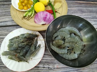 炎天必吃加脂肥身好食，果喷鼻浓重的酸辣柠檬年夜虾的做法步调：2