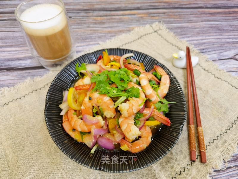炎天必吃加脂肥身好食，果喷鼻浓重的酸辣柠檬年夜虾的做法