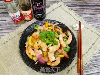 炎天必吃加脂肥身好食，果喷鼻浓重的酸辣柠檬年夜虾的做法步调：8