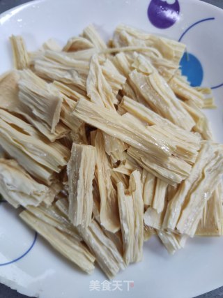五花肉烧腐竹菌菇的做法步调：1