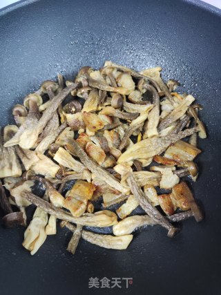 五花肉烧腐竹菌菇的做法步调：5
