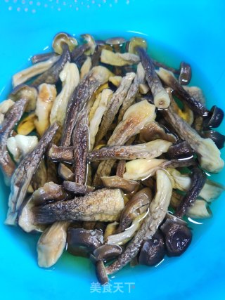 五花肉烧腐竹菌菇的做法步调：2