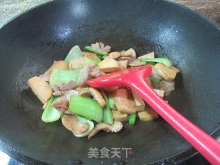 肉片菜梗炒陈素鸡的做法步调：12