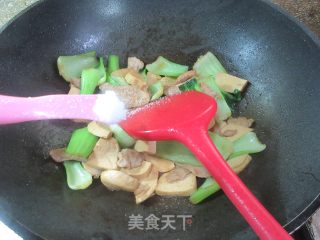 肉片菜梗炒陈素鸡的做法步调：10