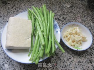 空心菜梗炒豆腐的做法步调：1