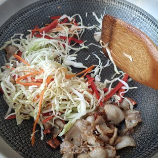 包菜丝回锅肉的做法步调：7