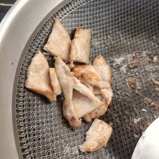 煎鸡胸肉拌黄瓜的做法步伐
：12