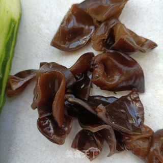 煎鸡胸肉拌黄瓜的做法步伐
：1