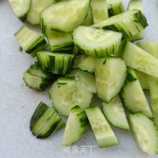 煎鸡胸肉拌黄瓜的做法步伐
：2