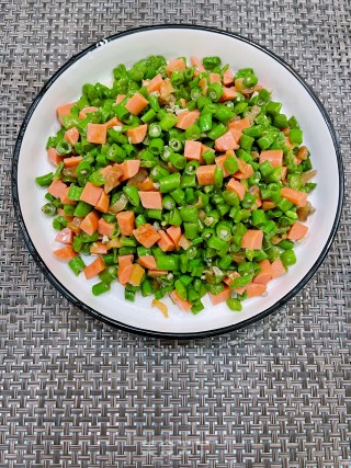 豆角炒水腿肠丁的做法步调：10
