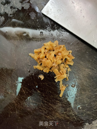 豆角炒水腿肠丁的做法步调：2